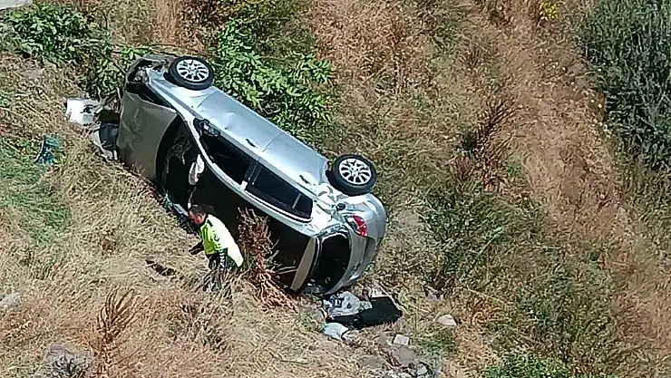 Bitlis'te otomobil uçurumdan yuvarlandı: 1'i ağır 2 yaralı