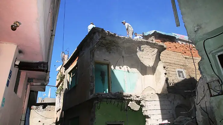 DAR SOKAKLARDA BULUNAN METRUK BİNALAR İNSAN GÜCÜYLE YIKILIYOR