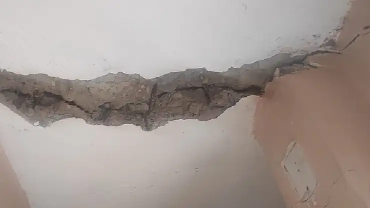 Deprem Mağduru Aile Çaresiz: 'Evimiz Her An Yıkılabilir!'