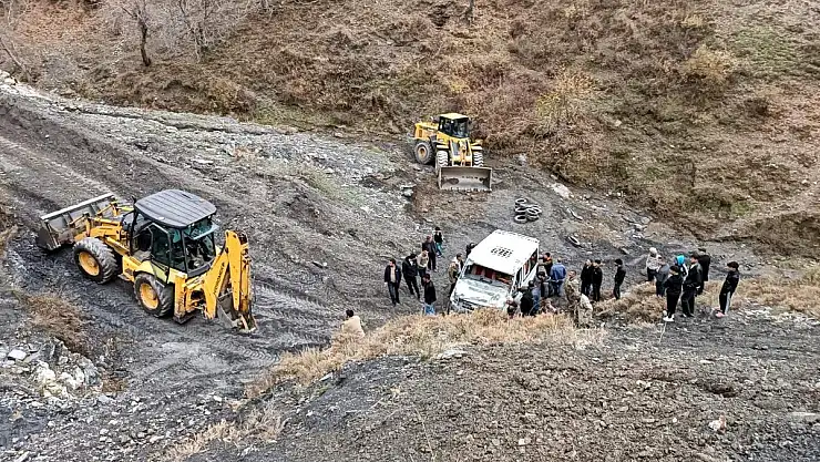 Dereye Uçan Araç 5 Saatlik Çalışma İle Çıkarıldı