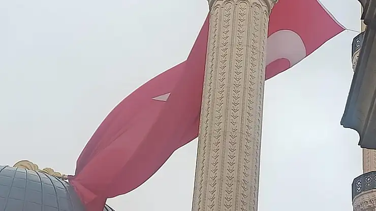 Dev Bayrak Düşmek Üzere