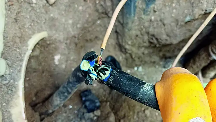 Dicle Elektrik'ten Yer Altındaki Kaçak Bağlantıya Müdahale