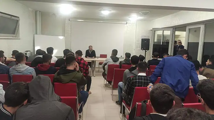 DİJİTAL BAĞIMLILIK KONUSUNDA ÖĞRENCİLERE SEMİNER VERİLDİ