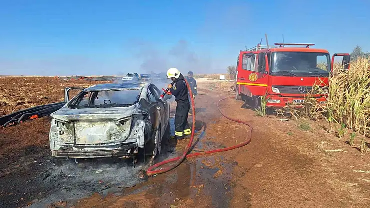 Diyarbakır'da seyir halindeki araç küle döndü