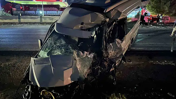 Yolcu minibüsü ile tanker çarpıştı: 1 yaralı