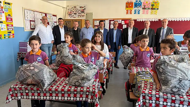 Ebru Gündeş'in Katkılarıyla Siirt Cumhuriyet İlkokulu'nda Öğrencilere Hediye Dağıtımı Gerçekleştirildi