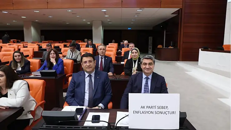 Ekmen'den Mecliste Pankartlı Protesto