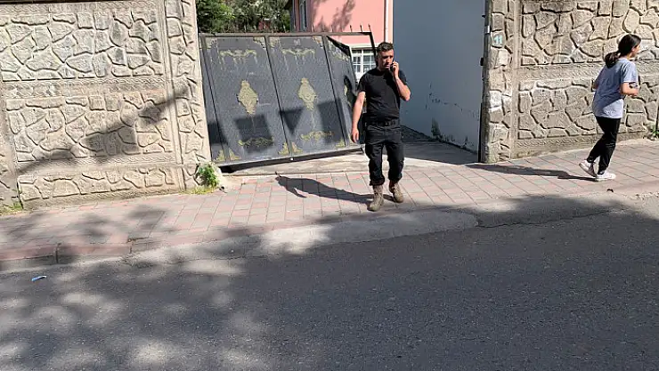 El Freni Çekilmeyen Kamyonet Kurtalan Kaymakamlık Lojmanının Kapısına Çarptı