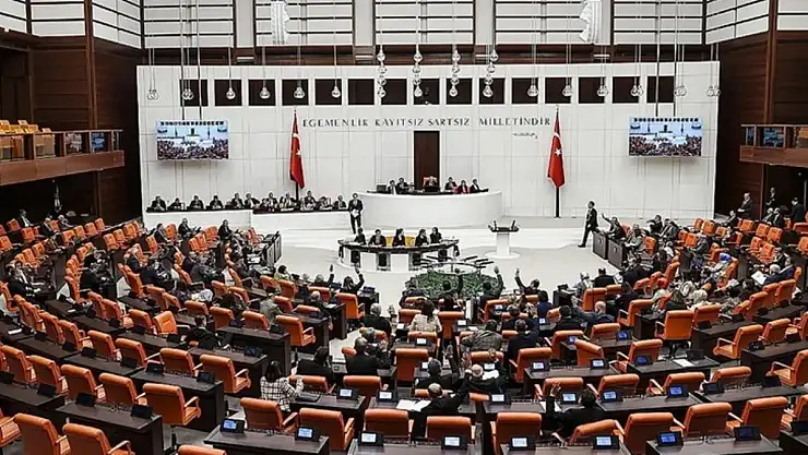 Emeklilerin Bayram İkramiyesi Artıyor, Adli Para Cezaları Değişiyor