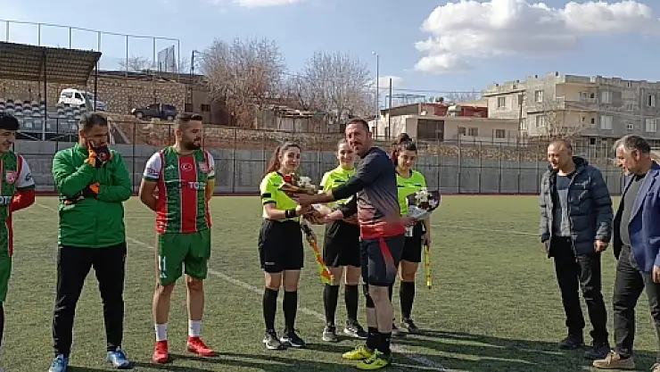 Eruh Spor'dan Bayan Hakemlere Anlamlı Jest
