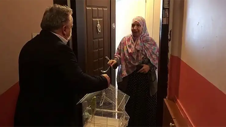 Evinden çıkamayan 65 yaşındaki Fatma teyzeye muhabbet kuşu sürprizi