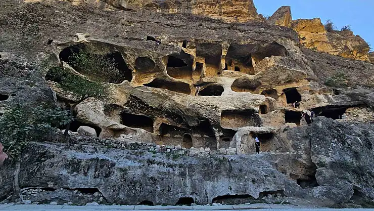Siirt'in Sınırındaki Gabar Dağı'nda Saklı Cennet: '7 Katlı Apartman Mağarası'