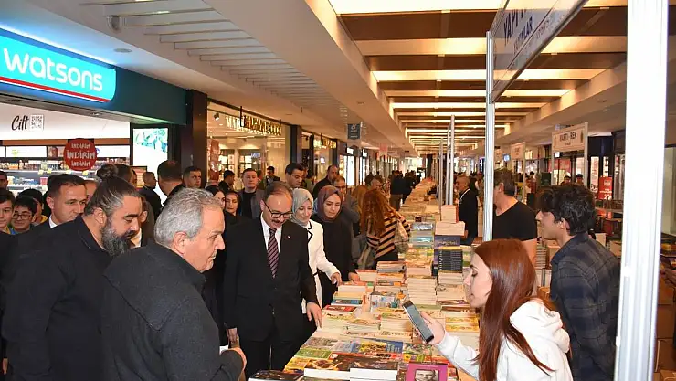 Geleneksel Siirt Kitap Fuarında Son Kareler