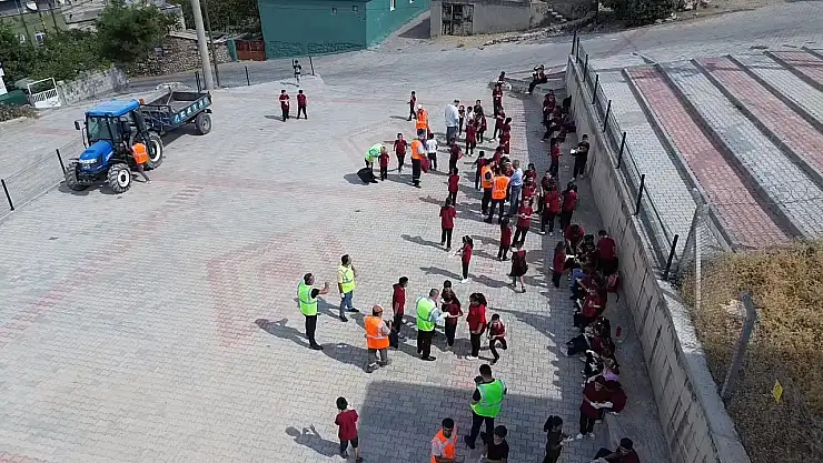 Gökçebağ'da Örnek Çevre Hareketi: Başkan Ferzent Çiçek, Halk ve Gençlerle Elele