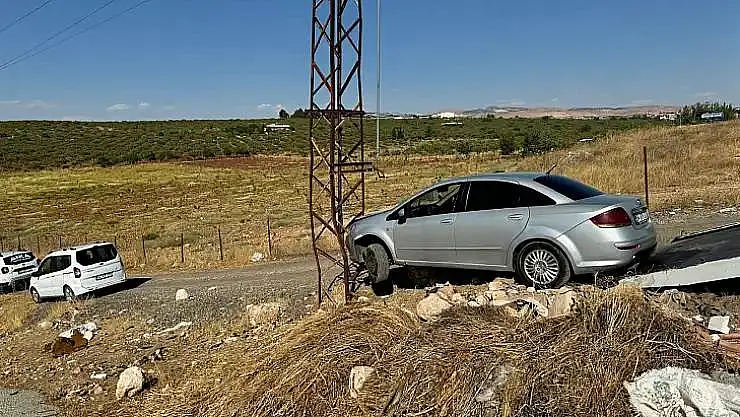 Gökçebağ'da Kontrolünü Kaybeden Otomobil Elektrik Direğine Çarptı!