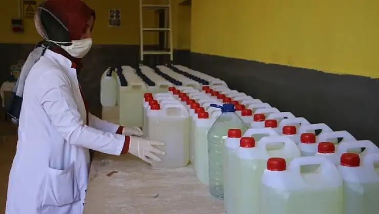 Gönüllü öğretmenler günde 10 ton dezenfektan üretiyor