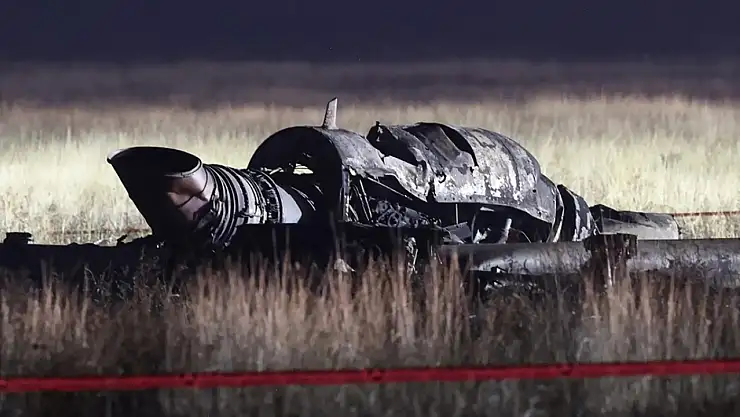 Gürcistan'da düşen askeri uçağın enkazından ilk görüntüler: 8 bin metrede üçe ayrıldı