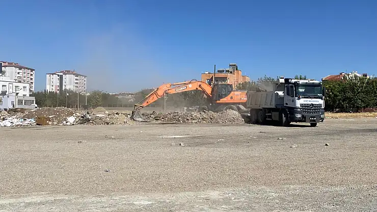 Haberimiz Üzerine Siirt Newroz Alanına Dökülen Molozlar Kaldırıldı