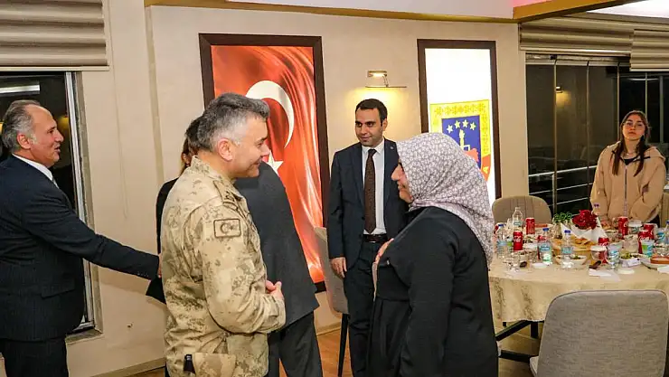 İL JANDARMA KOMUTANLIĞI, ŞEHİT AİLELERİ, GAZİLER VE DEPREMZEDE AİLELER ONURUNA İFTAR PROGRAMI DÜZENLEDİ
