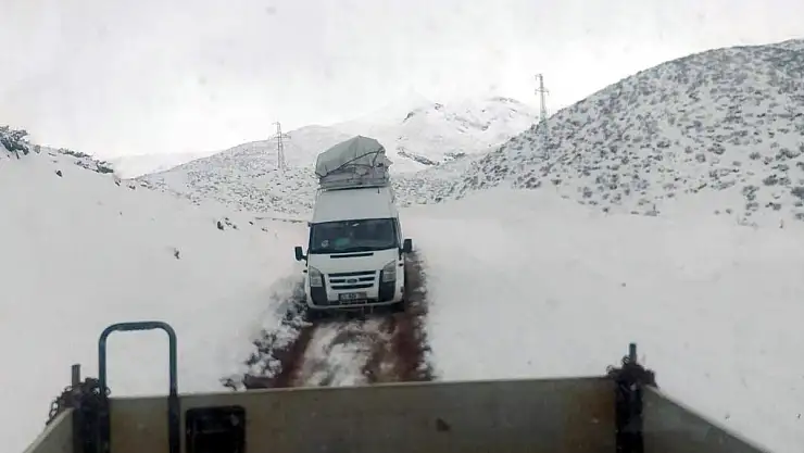 Karda Mahsur Kalan Yolcu Minibüsü Kurtarıldı