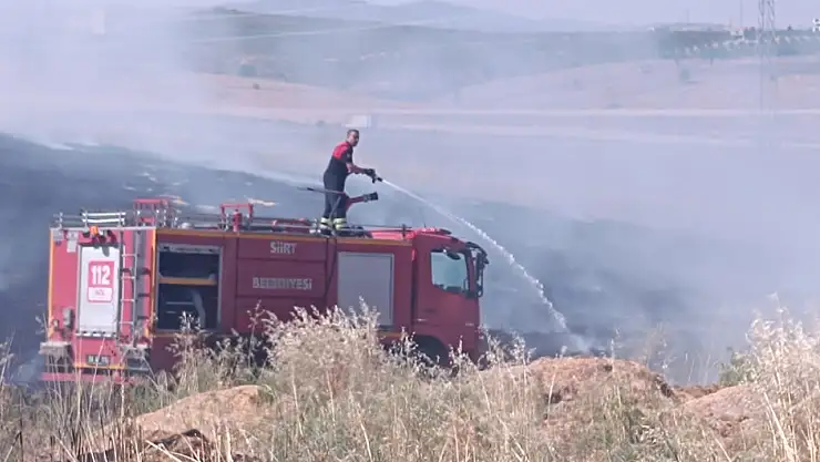 Karganın Çarpmasıyla Çıkan Yangında 30 Dönüm Arpa Küle Döndü! Siirt OSB'de Büyük Maddi Zarar