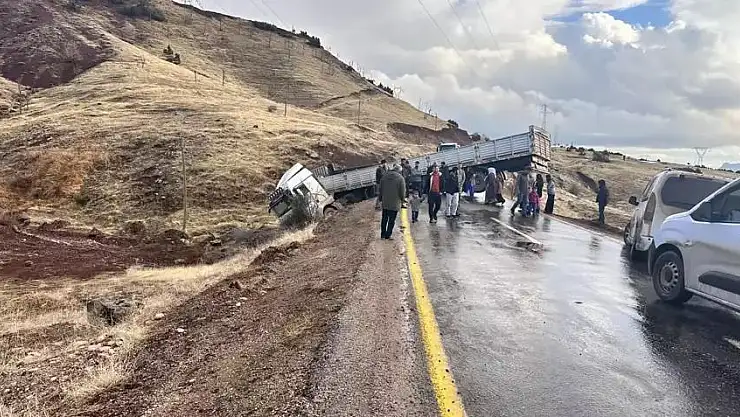 Kayganlaşan Yolda, Yoldan Çıkan Tır Trafikte Aksamalara Yol Açtı