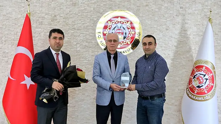 KAYMAKAM TEKİN, EMEKLİYE AYRILAN EĞİTİMCİYİ PLAKETLE ÖDÜLLENDİRDİ