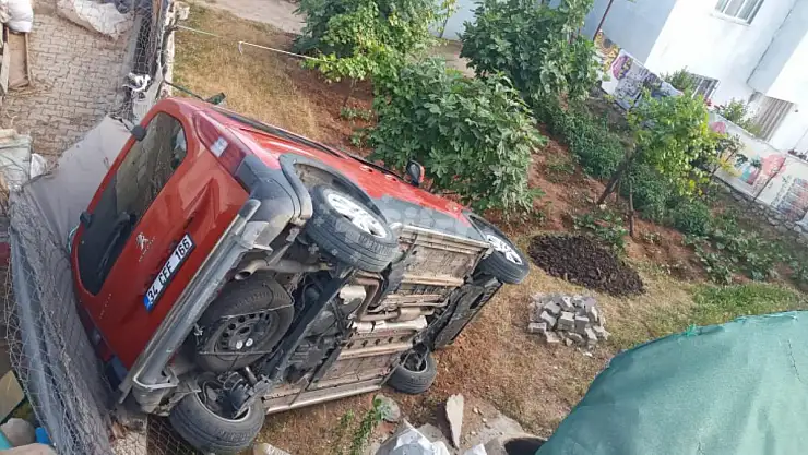Kaza Yapan Araç, Evin Bahçesine Daldı