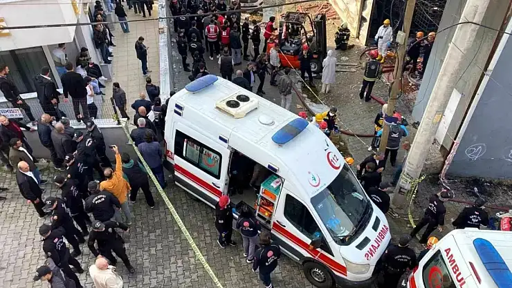 Kocaeli Dilovası'nda Parfüm Deposu Yangını: 6 Kişi Hayatını Kaybetti