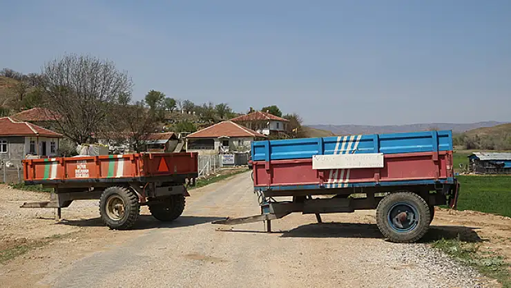 Korona virüs uyarı tabelası dikkate alınmayınca köyü römorkla kapadı