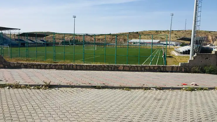 Kurtalan İlçe Stadının Duvarı  Kimliği Belirsiz Kişiler Tarafından Yıkıldı