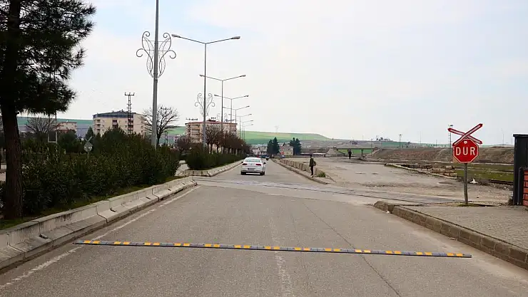 Kurtalan'da Hemzemin Geçitlerin Önün Hız Kesici Kasisler Yapıldı