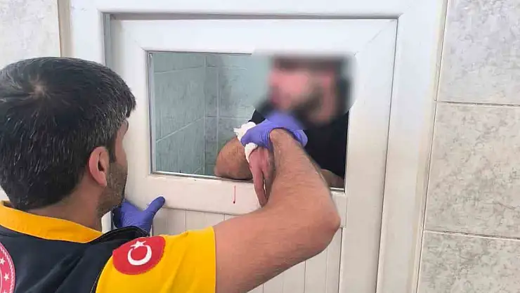 Komşu ilimizde madde krizine giren kişi caminin tuvalet camlarını parçaladı