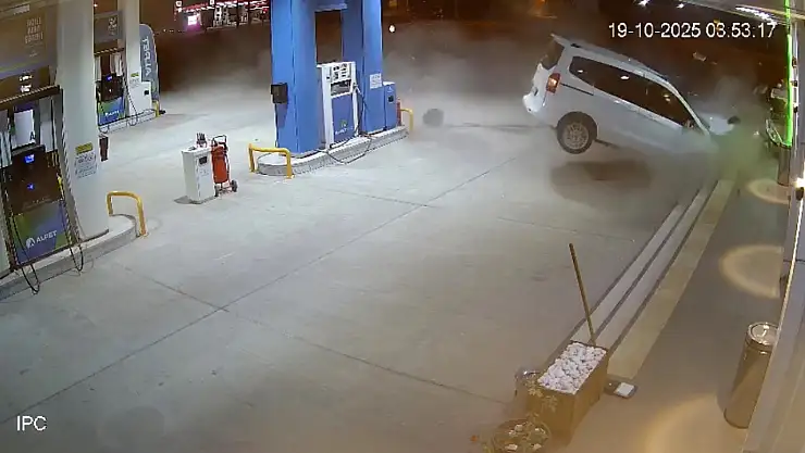 Komşu İlimizde faciadan dönüldü: Ticari araç benzin istasyonuna daldı, 2 kişi yaralandı