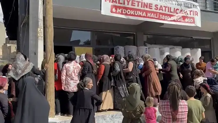 Mardin'de halı mağazasında indirim izdihama neden oldu