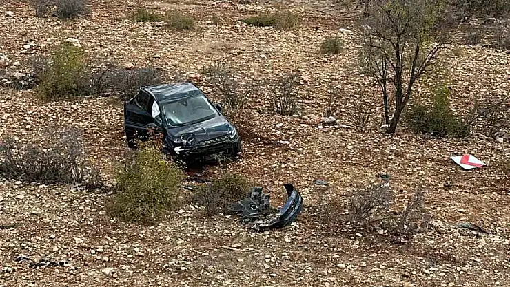 Komşu ilimiz Mardin'de kontrolden çıkan otomobil şarampole devrildi: 2 yaralı