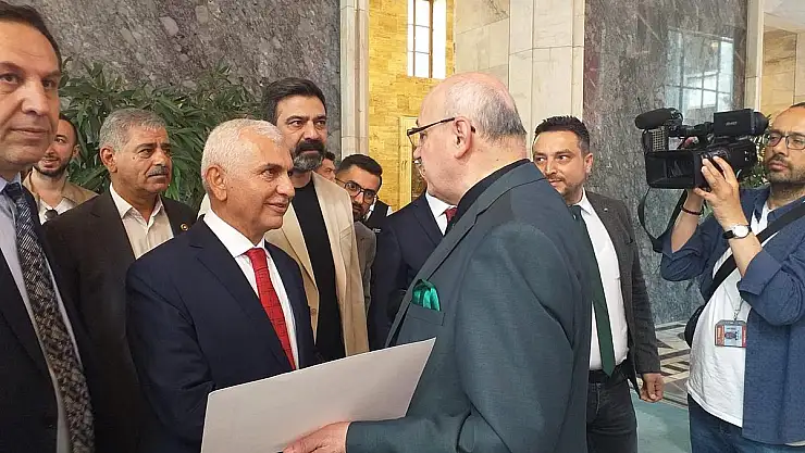 Mervan Gül, TBMM'nde Gazetecilerin İlgi Odağı Oldu