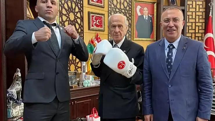 MHP Lideri Bahçeli, Boks Eldivenleriyle Poz Verdi