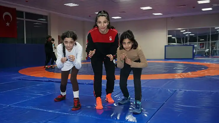 Milli Güreşçimiz, Minik Sporcuların İsteğini Geri Çevirmedi!