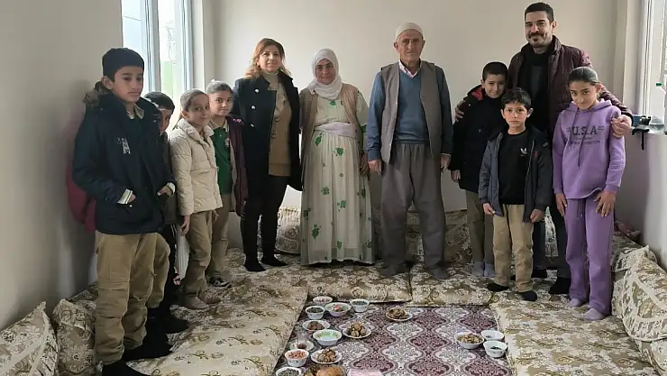Minik Yüreklerden Yaşlılara Ziyaret