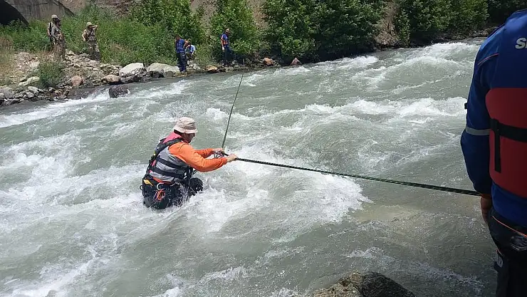 MÜKÜS ÇAYI'NDA AKINTIDA KAYBOLAN EYÜP GÜNEŞ'İ ARAMA ÇALIŞMALARI DEVAM EDİYOR