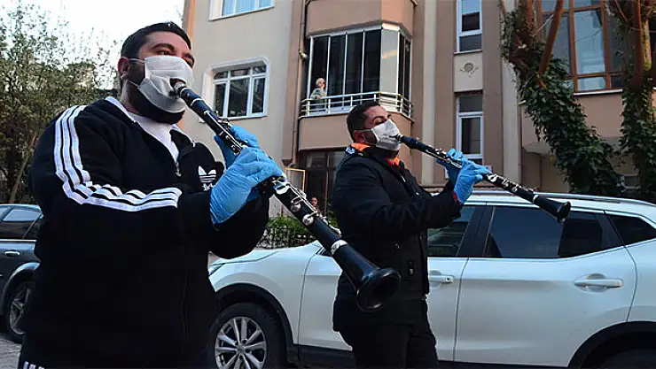 Müzisyenler çaldı, vatandaşlar evde göbek attı