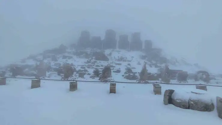 Nemrut Dağı'na mevsimin ilk karı yağdı