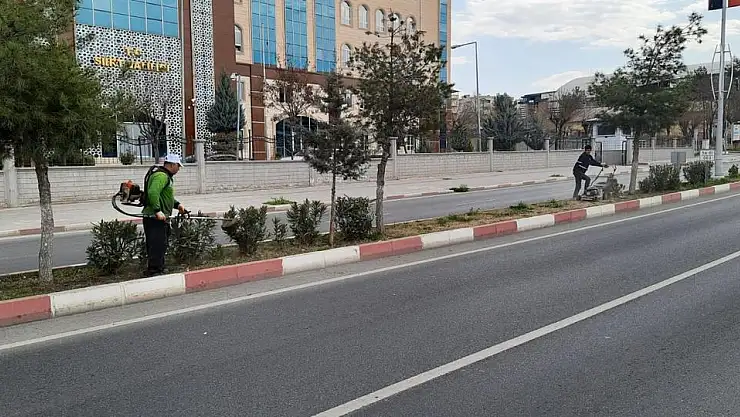 PARK VE BAHÇELERDE TEMİZLİK VE BAKIM ÇALIŞMALARI BAŞLATILDI