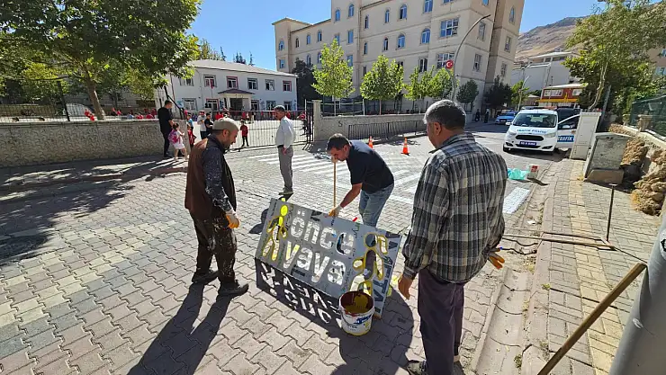 Pervari'de Okul Önlerinde Yaya Geçitleri Yenilendi