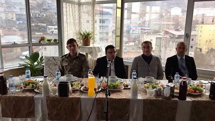 PERVARİ KAYMAKAMI HAKAN ŞEKER,  MUHTARLARLA BİR ARAYA GELDİ