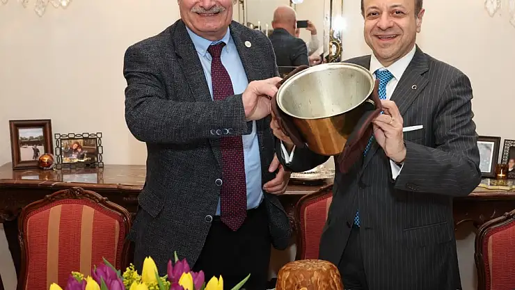 Prag Büyükelçisi Egemen Bağış, Misafirlerine Siirt Perde Pilavı İkramında Bulundu