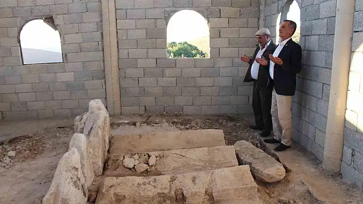 Restorasyon Çalışmaları Sırasında  Esrarengiz 3 Mezar Daha Bulundu! Askerler, Elleri Tetikte Nöbet Tutuyor