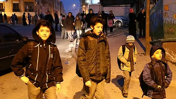 Sabahın Karanlığında Okullara Giden Çocuklar
