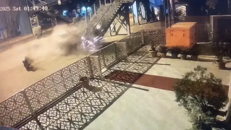 Şanlıurfa'da Otomobil Üst Geçidin Merdivenlerine Çarptı: 22 Yaşındaki Sürücü Hayatını Kaybetti